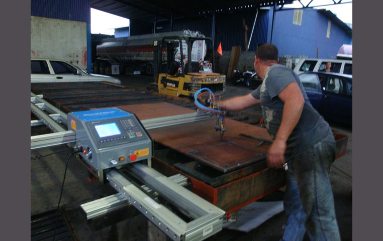 SteelTailor skärmaskin fast monterat på skärbord.