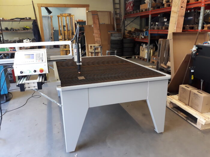Flyttbar vattenskärbord för Steeltailor Power II ocg Power E NC styrda skärmaskiner.
